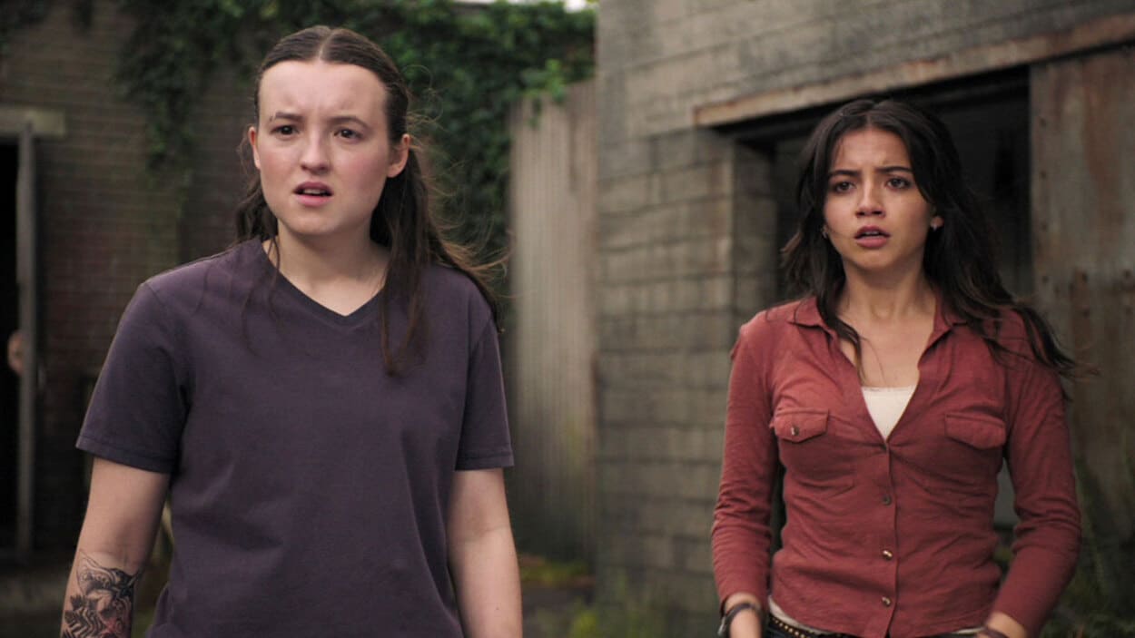 Ellie (Bella Ramsey) y Dina (Isabela Merced) en la segunda temporada de The Last Of Us