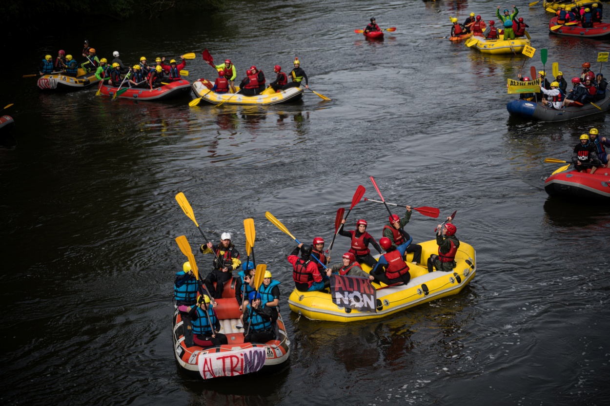 Imagen de una protesta llevaba a cabo en el río Ulla contra la macrocelulosa de Altri (Foto: Europa Press).