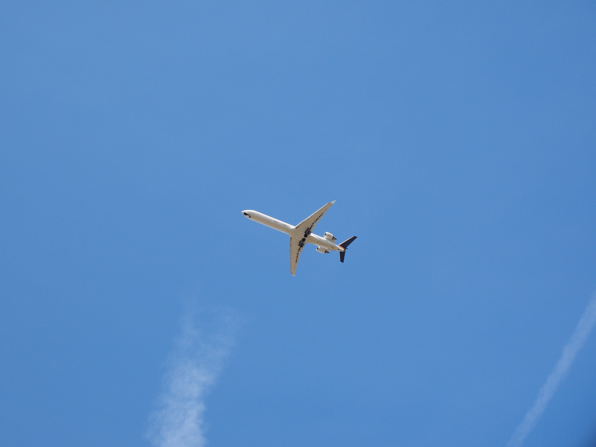 Un avión sobrevuela una ciudad. 