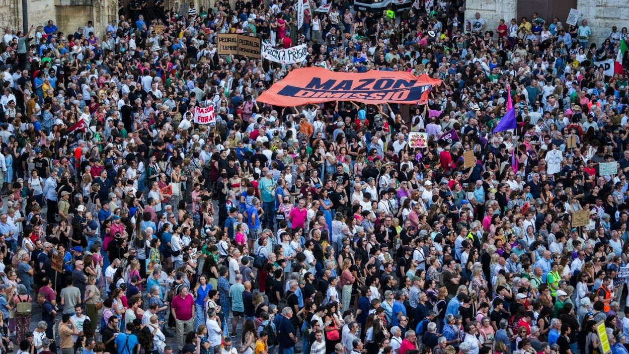 Cientos de personas durante una manifestación para pedir la dimisión de Mazón. EP.