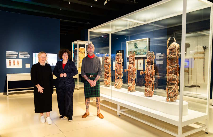 La doctora Julie Adams, comisaria sénior de Oceanía del Departamento de África, Oceanía y las Américas del British Museum, Isabel Fuentes, directora de CaixaForum Madrid, y el artista de origen maorí George Nuku. © Fundación "la Caixa"