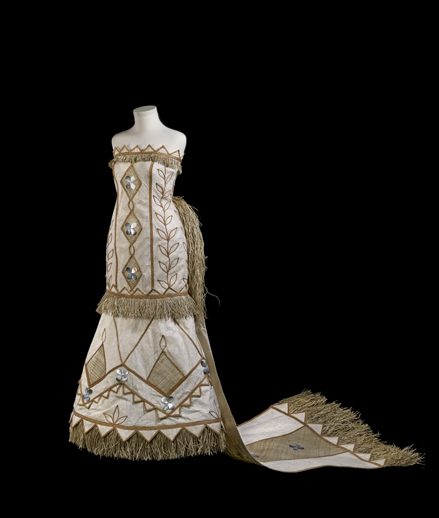 Paula Chan Cheuk. Vestido de boda de tela de corteza, 2014. Aotearoa (Nueva Zelanda). Corteza de morera de papel, hoja de pandano, fibra de coco, concha de madreperla y harakeke (lino de Nueva Zelanda). © The Trustess of the British Museum