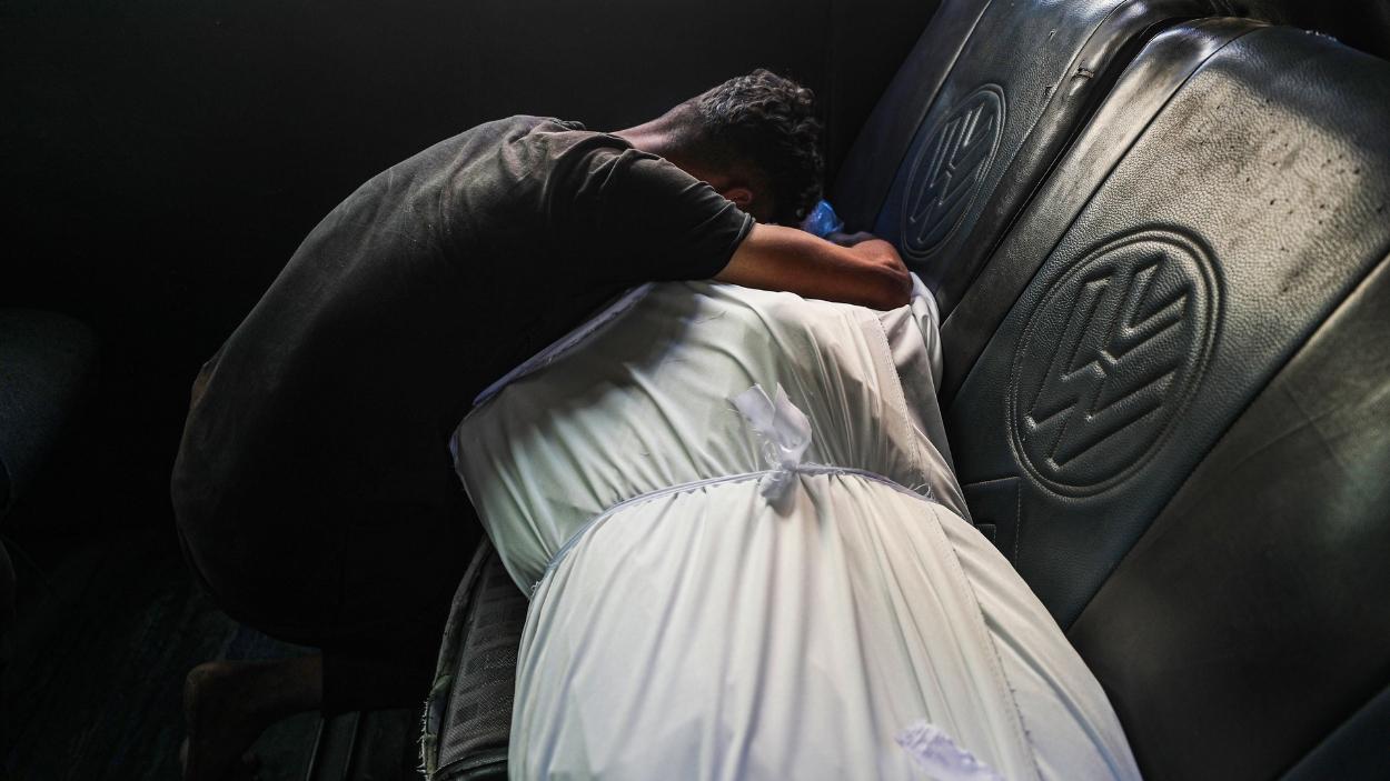 Un hombre abraza el cadáver de un ser querido tras un ataque israelí en el norte de la Franja de Gaza. EP