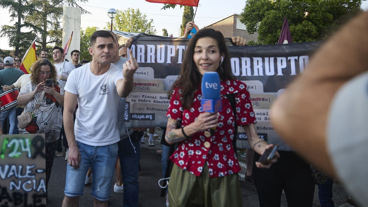 El miembro del partido neonazi Democracia Nacional, Pablo Lucini, increpando a una periodista. EP. 