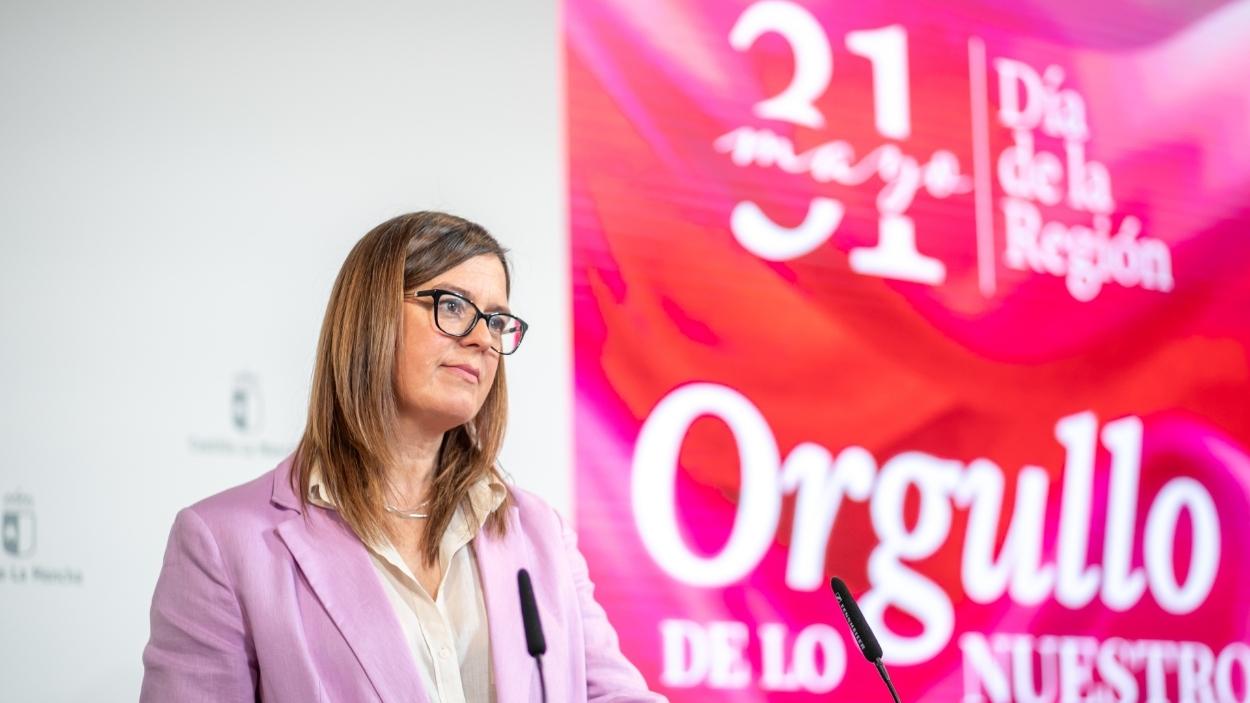Esther Padilla, consejera portavoz, durante la presentación de los premiados