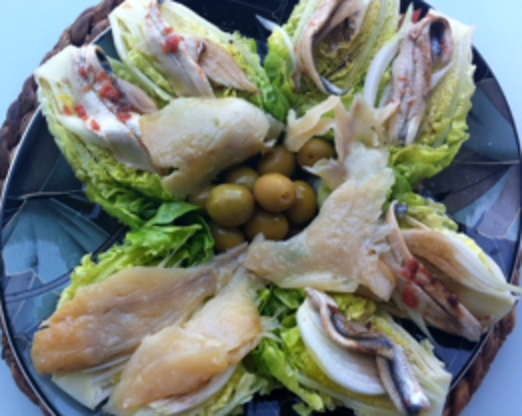 Cogollos de lechuga con huevo duro y tortilla de verduras