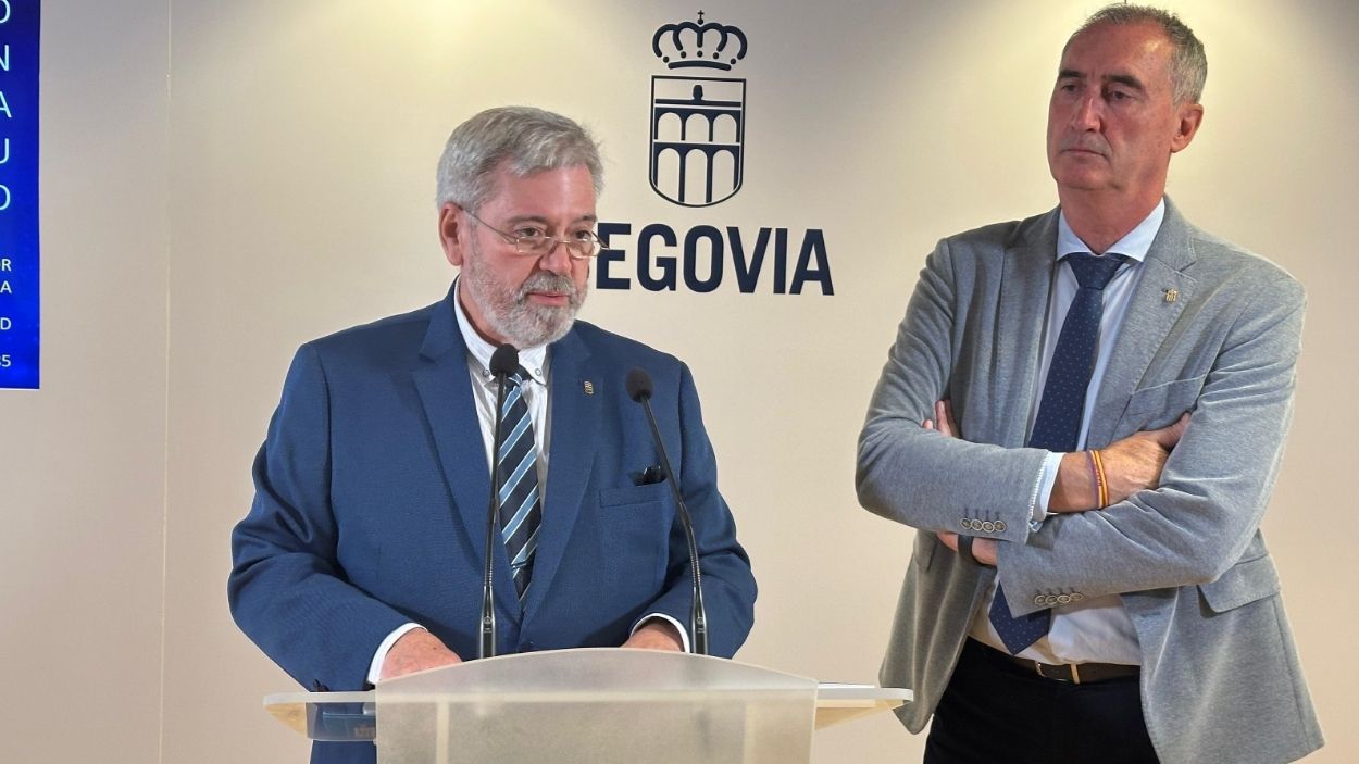 El concejal de Urbanismo y Patrimonio, Alejandro González Salamanca y el alcalde de Segovia, José Mazarías. EP.