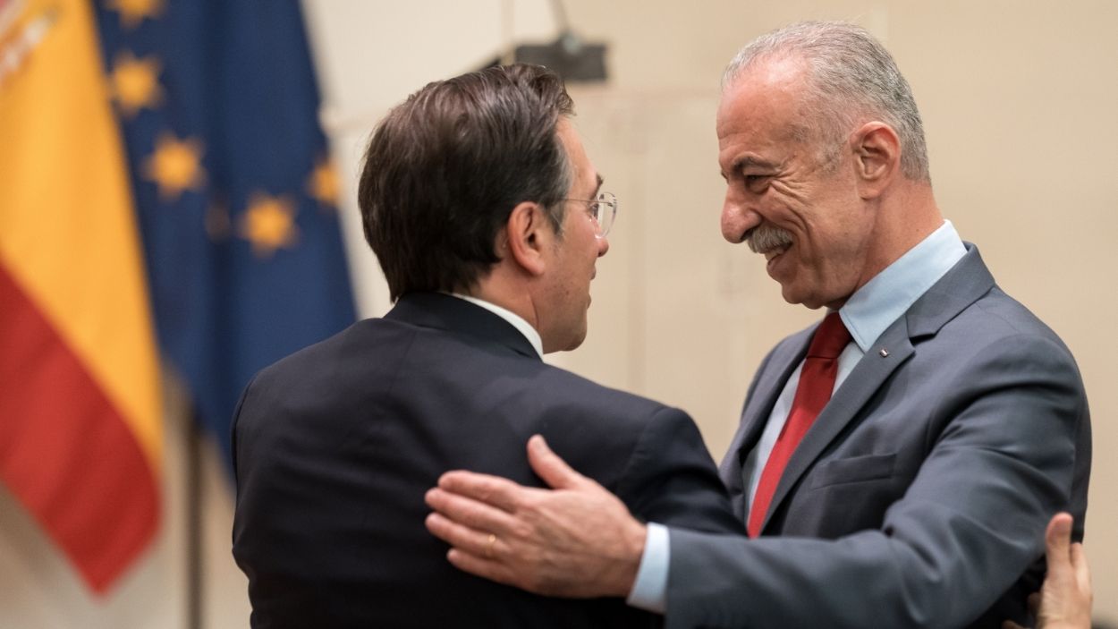 El ministro de Asuntos Exteriores, José Manuel Albares, y el embajador de Palestina en España, Husni Abdel Wahed. EP.