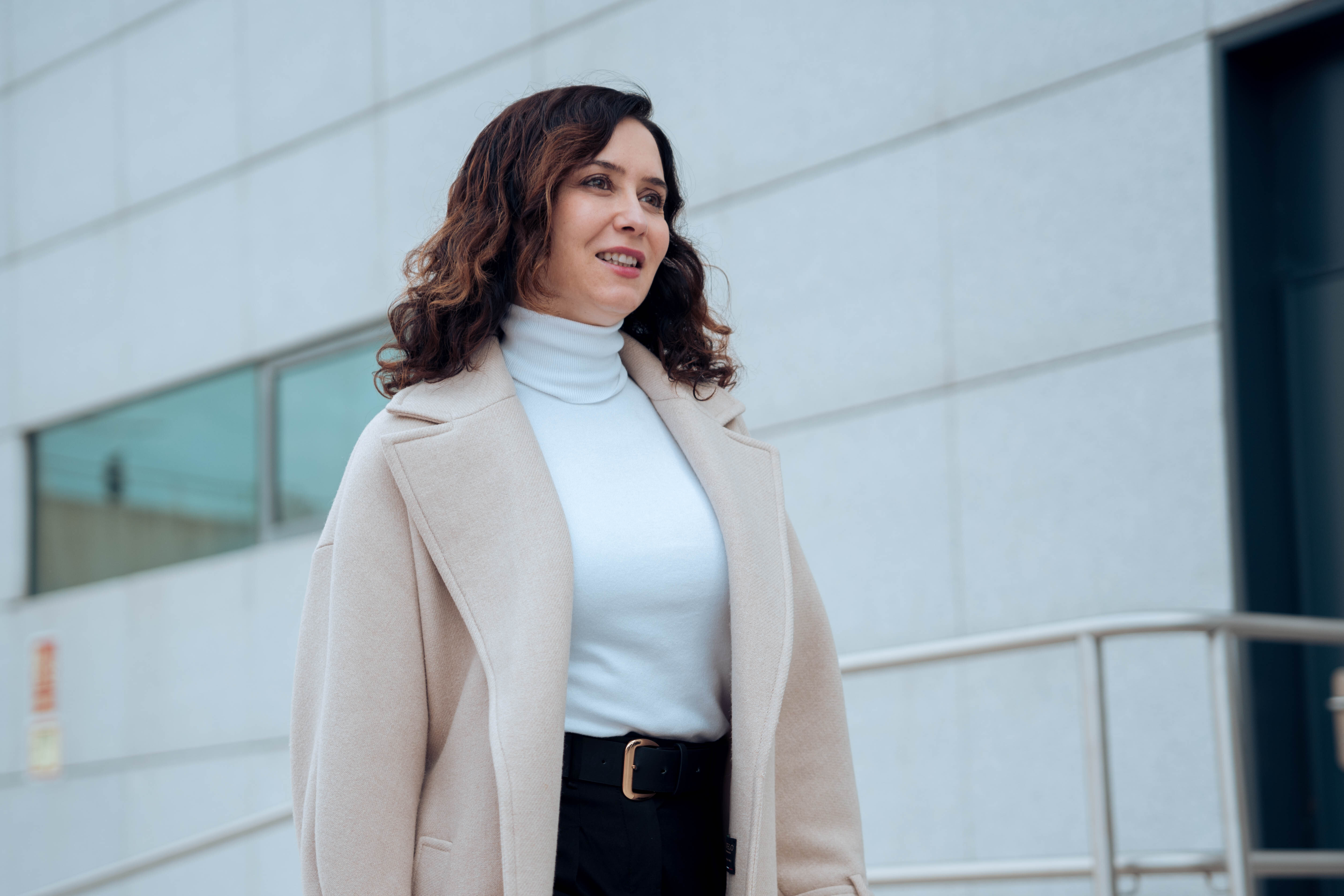 La presidenta de la Comunidad de Madrid, Isabel Díaz Ayuso, durante la visita a la nueva Unidad de Endoscopia de un hospital público de Madrid. EP. 
