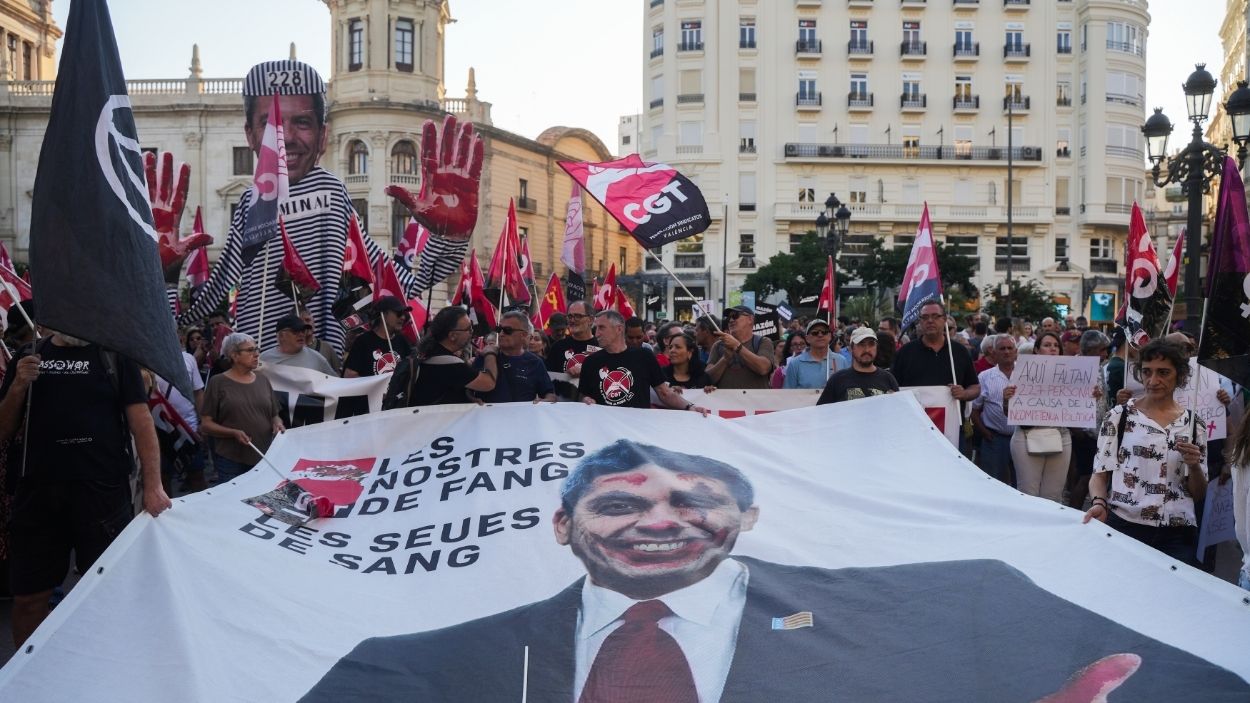 Cientos de personas durante una manifestación para pedir la dimisión de Mazón. EP.