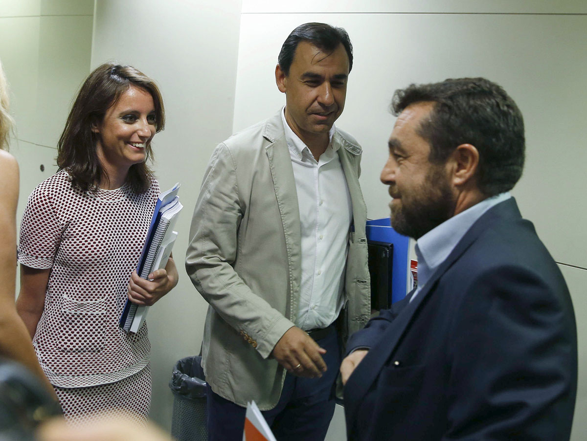 El vicesecretario de Organización del PP, Fernando Martínez-Maillo (c), y la vicesecretaria de Estudios y Programas del PP, Andrea Levy, con el secretario general del grupo parlamentario de C's, Miguel Gutiérrez (d)