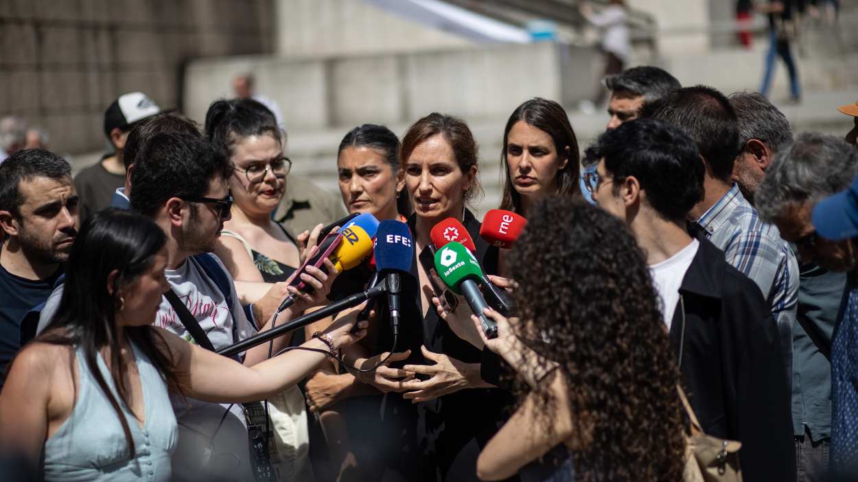 La ministra de Sanidad, Mónica García, atiende a los medios de comunicación. EP