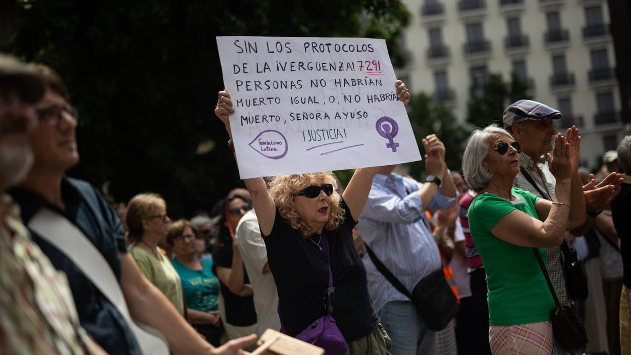 Varias personas en el homenaje a los fallecidos en las residencias de mayores durante la pandemia en la Comunidad de Madrid. EP.