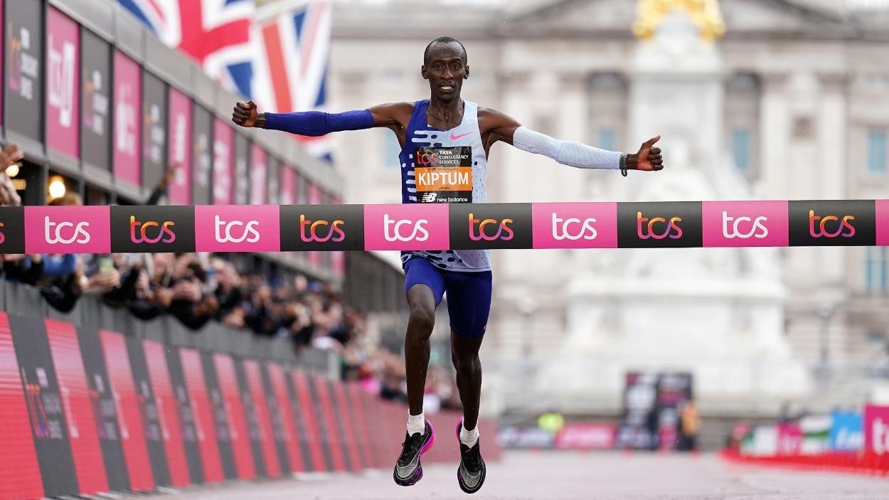 El atleta keniata, Kelvin Kiptum, cruzando la línea de meta