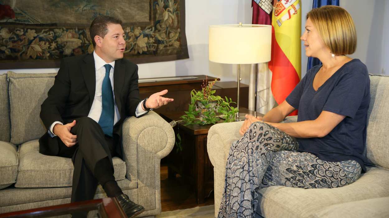 Emiliano García Page charla con María Dolores de Cospedal en una imagen de 2015. JCCM