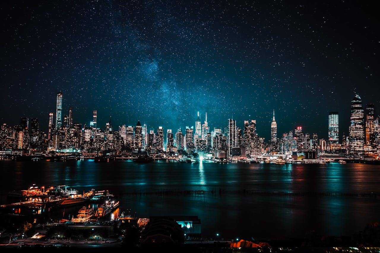 Vista nocturna de Nueva York / Foto de Piccinng / PEXELS