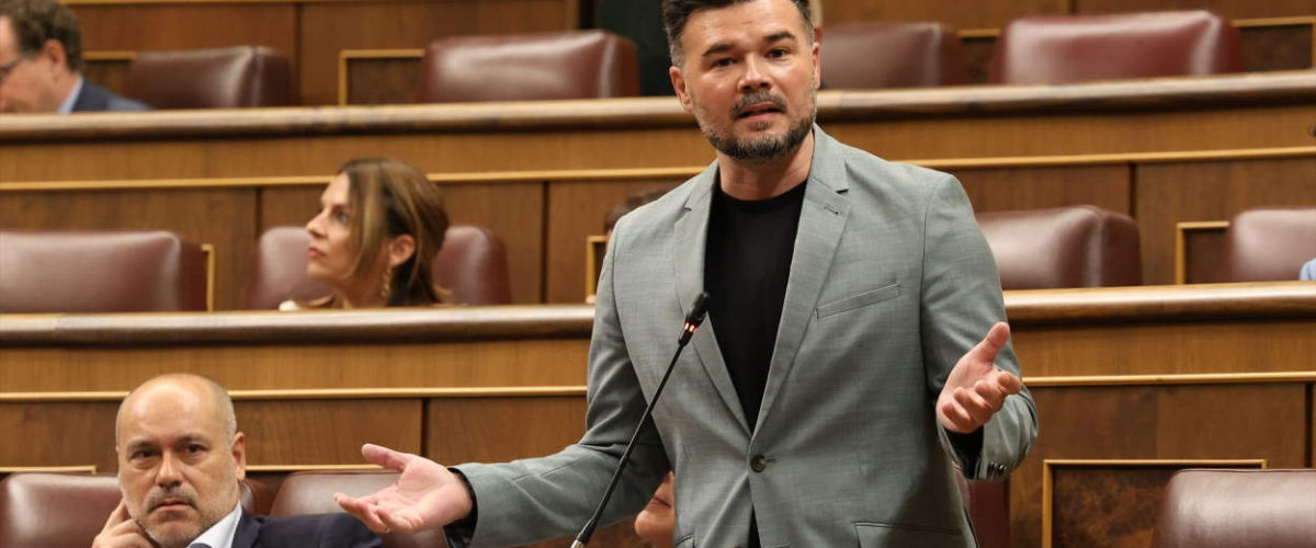 Rufián saca los colores a Junts reprochándoles su giro ideológico: "Lamentable y racista"