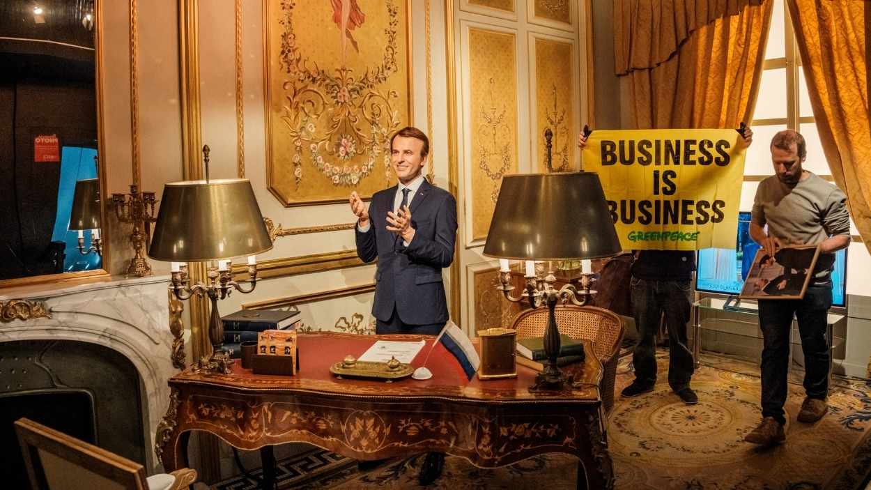 Activistas de Greenpeace mueven la estatua de cera de Macron a la embajada rusa. Basile Barjon