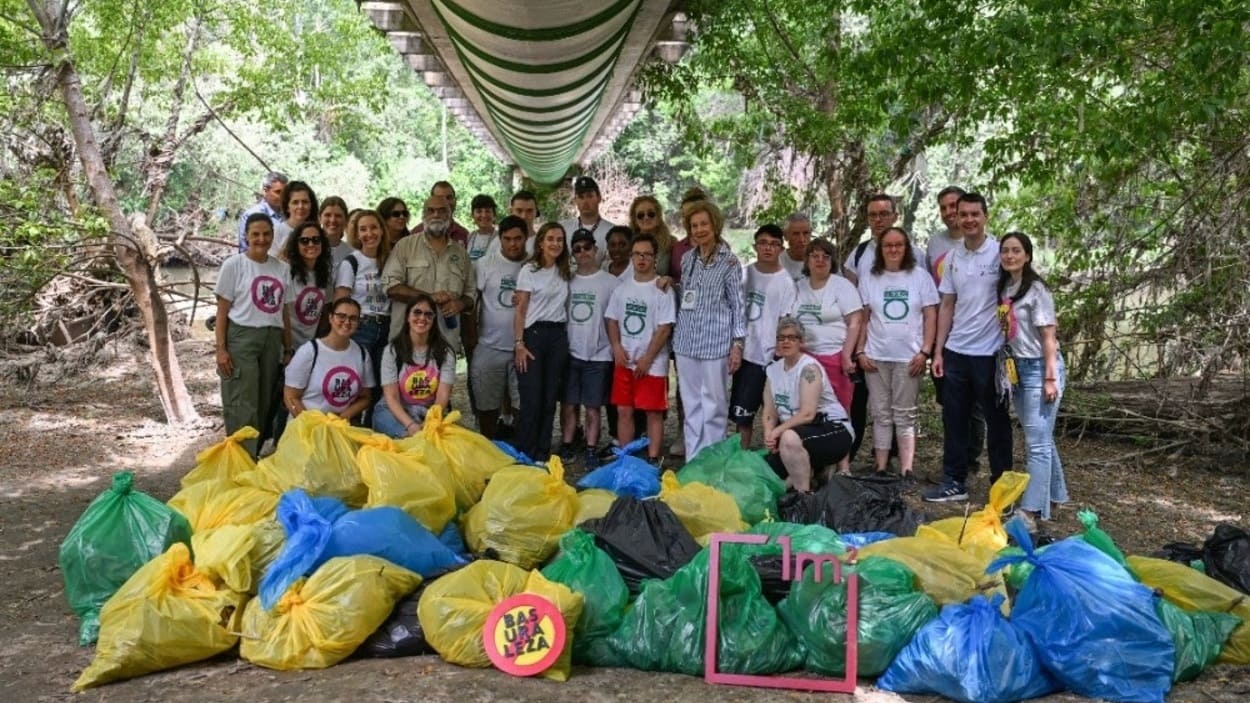 La Reina Doña Sofía se une a la gran recogida ciudadana "1m2 contra la basuraleza" del Proyecto LIBERA. EP.