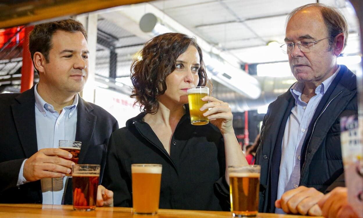 El alcalde de Las Rozas, José de la Uz; la presidenta de la Comunidad de Madrid, Isabel Díaz Ayuso; y el senador del PP Pío García Escudero, visitan una fábrica de cerveza. EP
