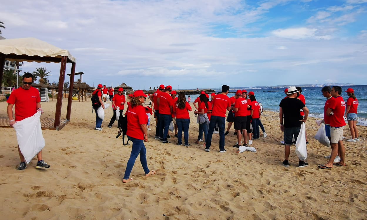 Voluntarios de Santander Natura limpiando la playa. Banco Santander