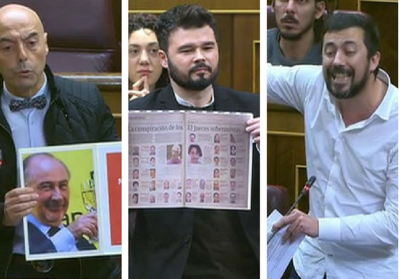 ERC, En Marea y POSE muestran carteles reivindicativos en el Congreso.
