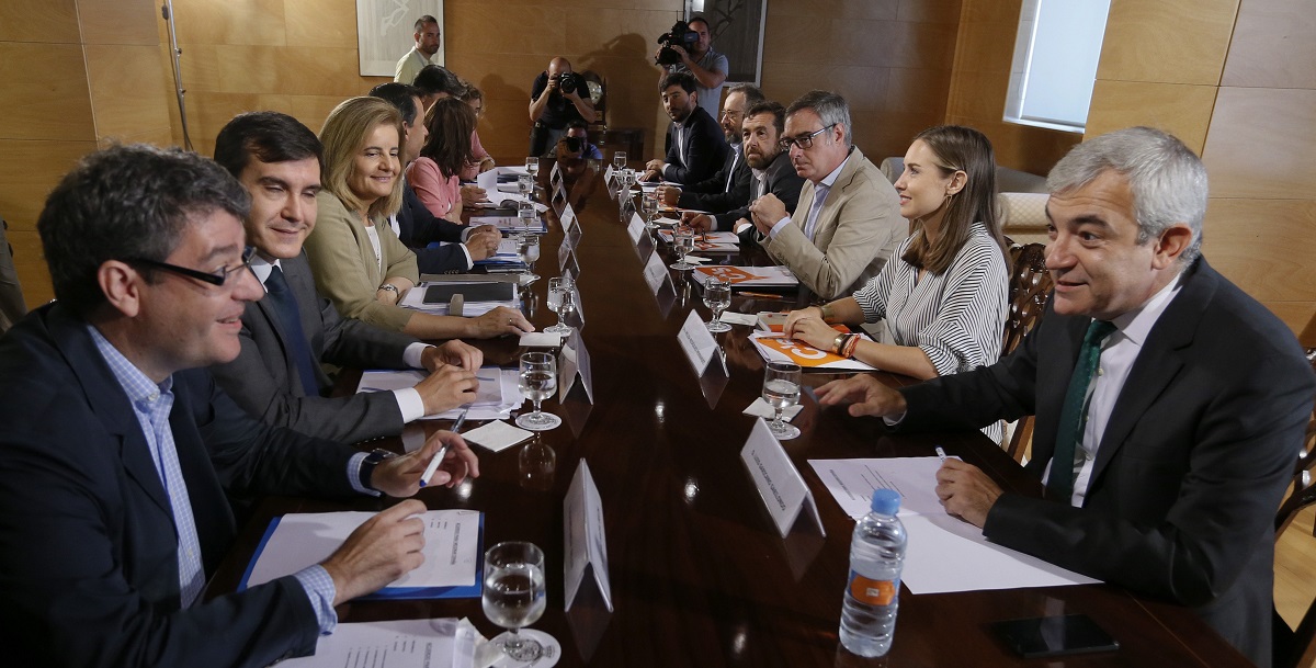 Los equipos negociadores de PP y Ciudadanos reunidos