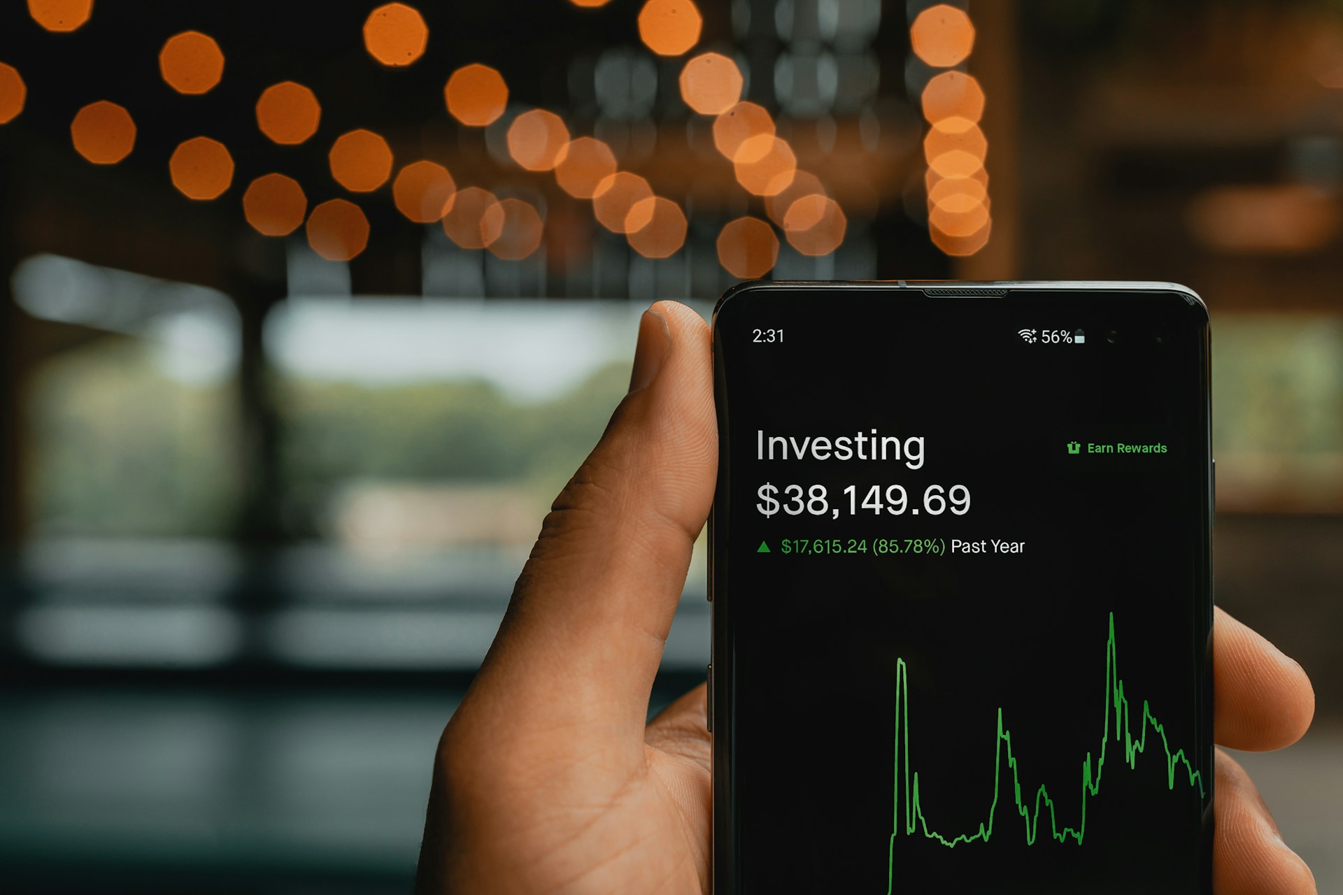 Inversor desde un teléfono / Foto de PiggyBank / UNSPLASH