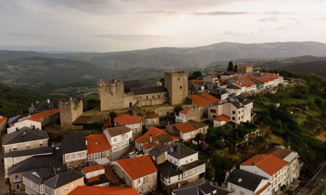 Castro Caldelas, el pueblo de Ourense con un grandioso castillo que aún domina la Ribeira Sacra
