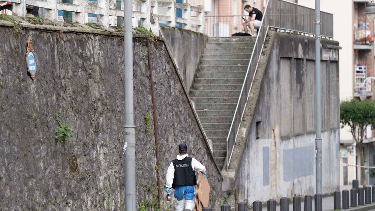 Un agente de la Ertzaintza llega al bloque de viviendas donde un hombre de 43 años ha matado a su hija de 13. EP.