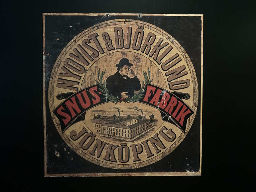 Uno de los carteles que podemos encontrar en el Museo del Snus, en el parque Skansen de Estocolmo(Foto: ElPlural)