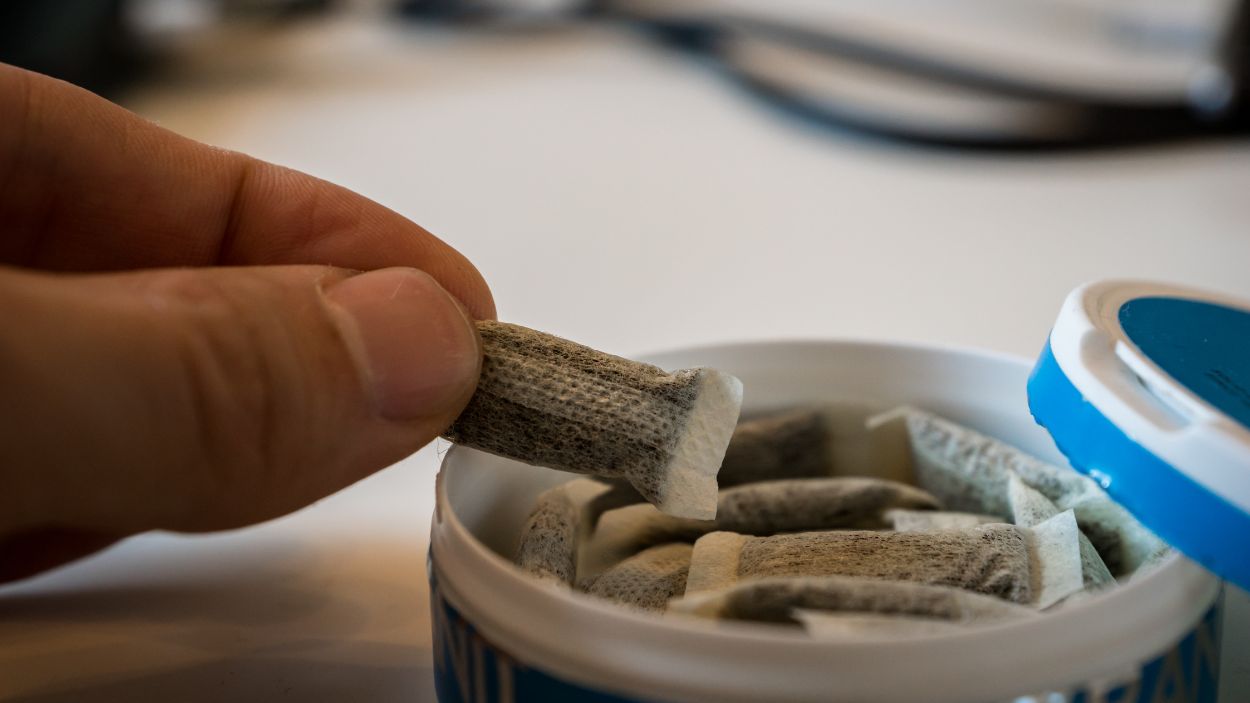 Las bolsitas de snus, a diferencia de las de nicotina, llevan tabaco