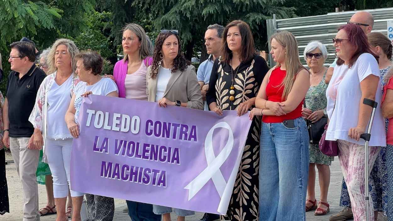 Noelia de la Cruz, portavoz socialista en el Ayuntamiento de Toledo, junto con más manifestantes.
