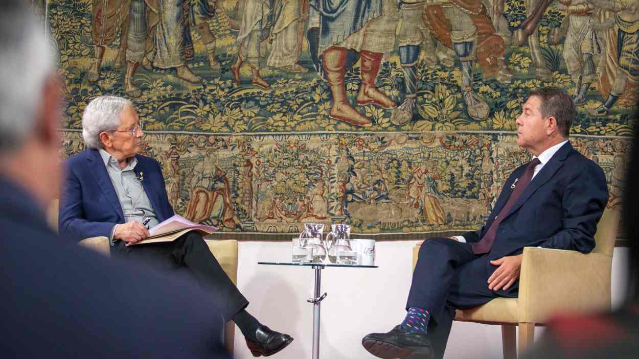 El presidente de Castilla La Mancha en una entrevista con Fernando Ónega. JCCM