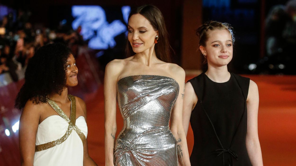 Angelina Jolie junto a sus hijas Zahara Marley Jolie Pitt y Shiloh Jolie Pitt