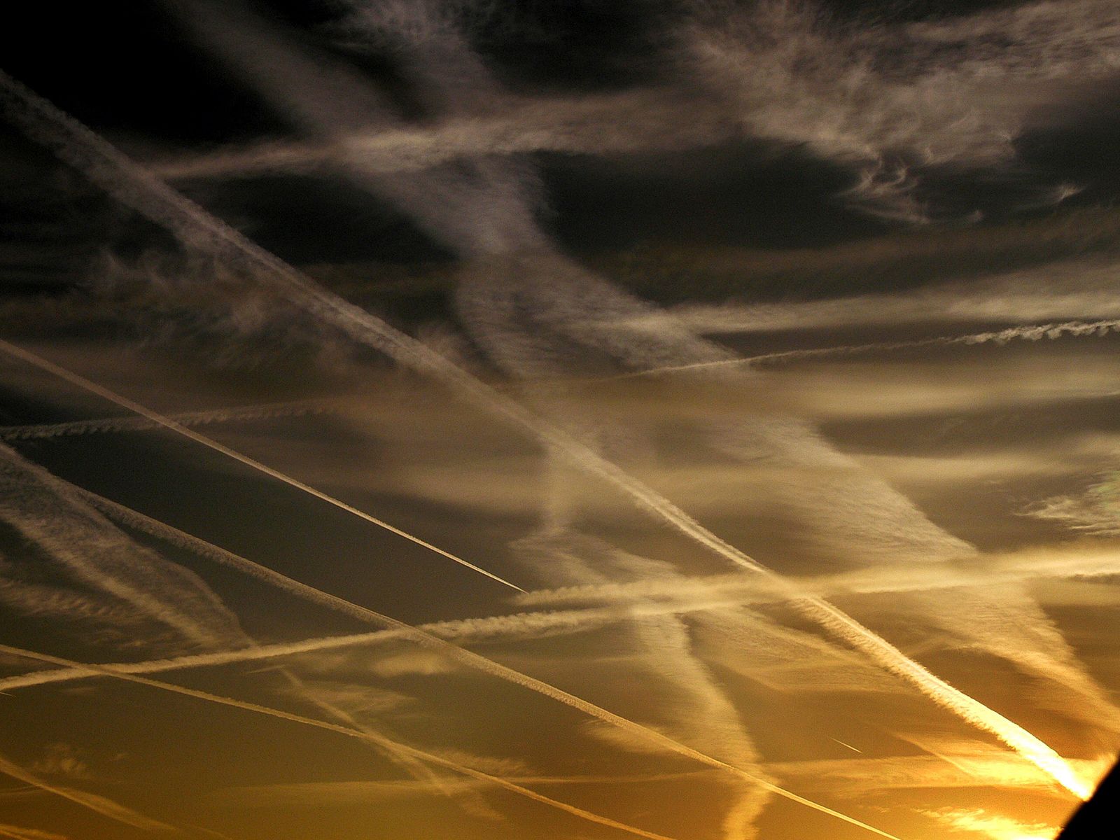 Los Científicos Niegan La Conspiración De Los 'Chemtrails'