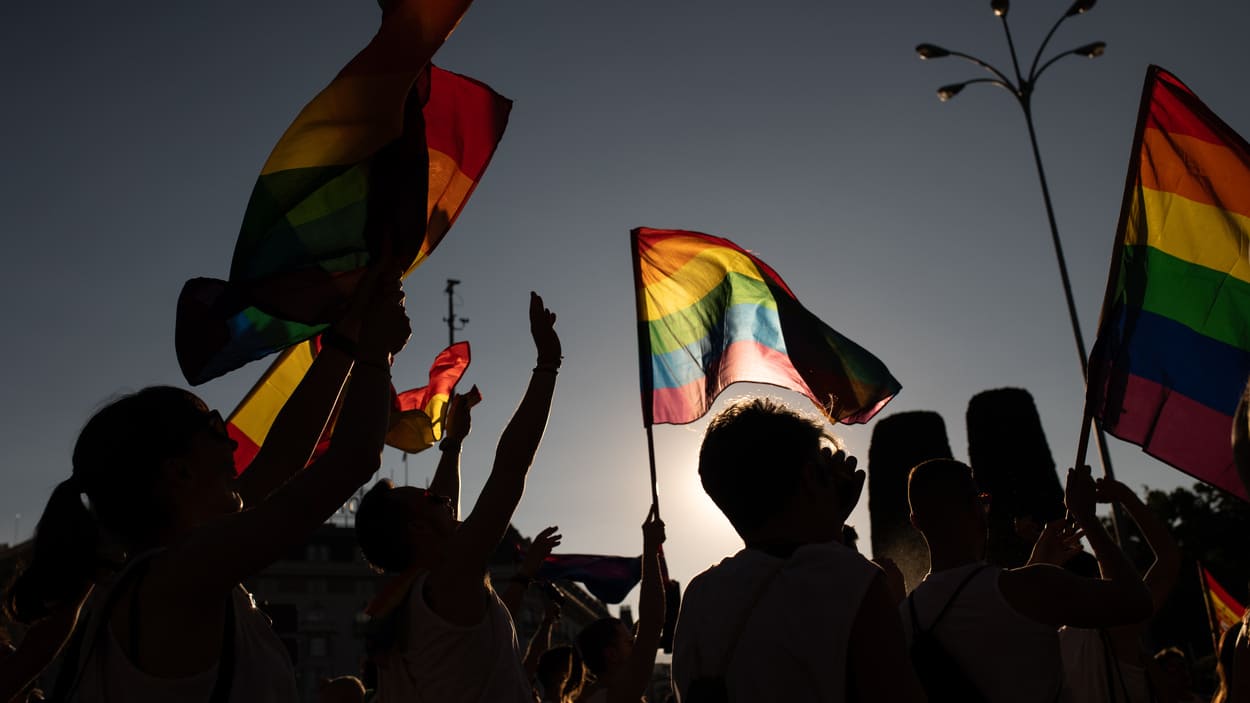 Banderas LGTBI en una manifestación del Orgullo en 2024. EP.
