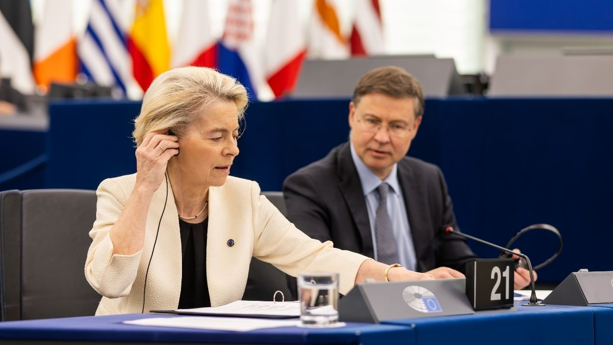 La presidenta de la Comisión Europea, Ursula von der Leyen, y el comisario europeo de Economía, Valdis Dombrovskis. EP