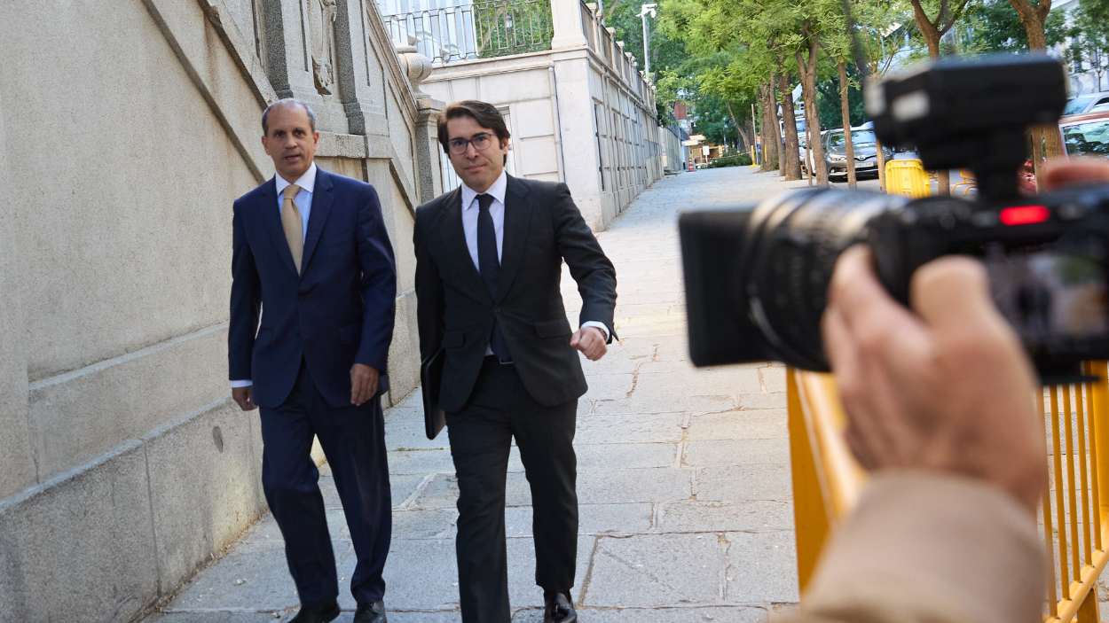 El exabogado de Alberto González Amador, Carlos Neira (derecha), a su llegada al Tribunal Supremo. EP