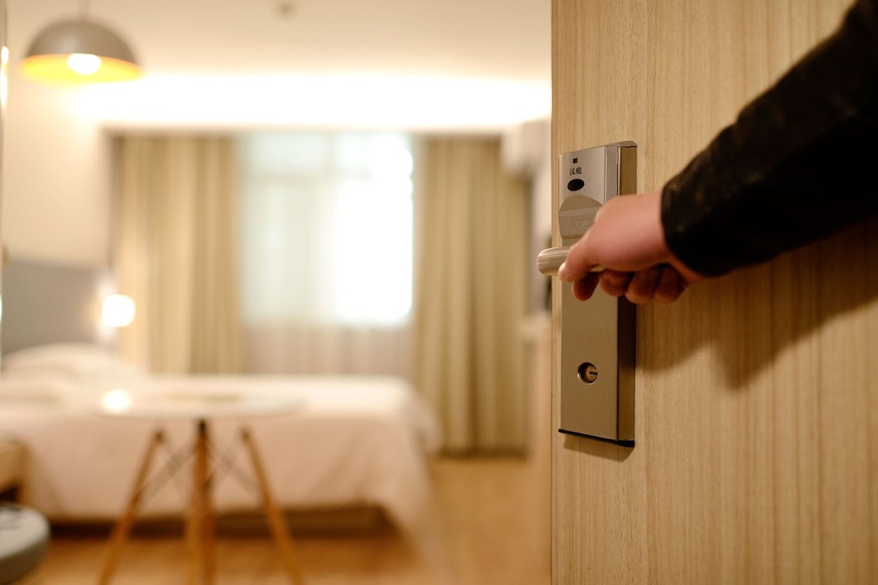 Entrada a la habitación de un hotel / PEXELS