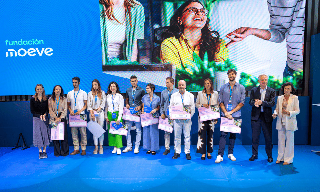 Los finalistas de la segunda edición de los Premios future for all posan junto a miembros del consejo asesor de fundación Moeve 