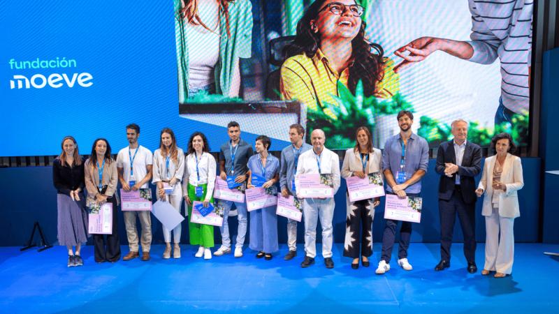 Los finalistas de la segunda edición de los Premios future for all posan junto a miembros del consejo asesor de fundación Moeve 