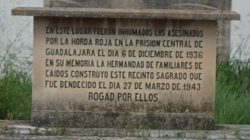 Texto grabado en homenaje a los presos asesinados como represalia a los bombardeos a Guadalajara del 6 de diciembre de 1936 Texto grabado en homenaje a los presos asesinados como represalia a los bombardeos a Guadalajara del 6 de diciembre de 1936