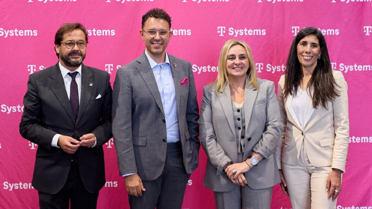 El delegado del Gobierno Andaluz en Granada, Antonio Granados; Osmar Polo, CEO de T-Systems Iberia; Marifrán Carazo, alcaldesa de Granada; y Cristina Caamiña, directora general de los Centros de Valor de T-Systems en España