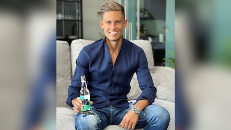 El jugador del Atlético de Madrid, Marcos Llorente, posando junto a un refresco de Miwi. EP.