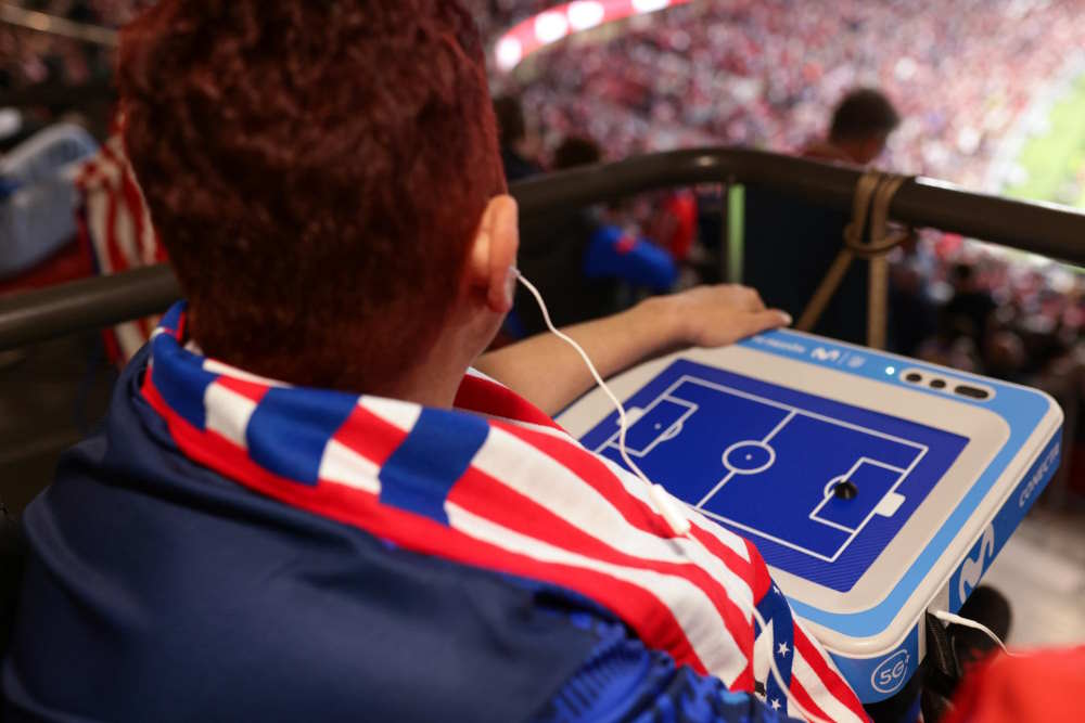 •	Las jugadas del partido se transforman en estímulos táctiles sobre una tablet, lo que permite ubicar el balón, además de identificar acciones clave como goles, saques de falta o córners