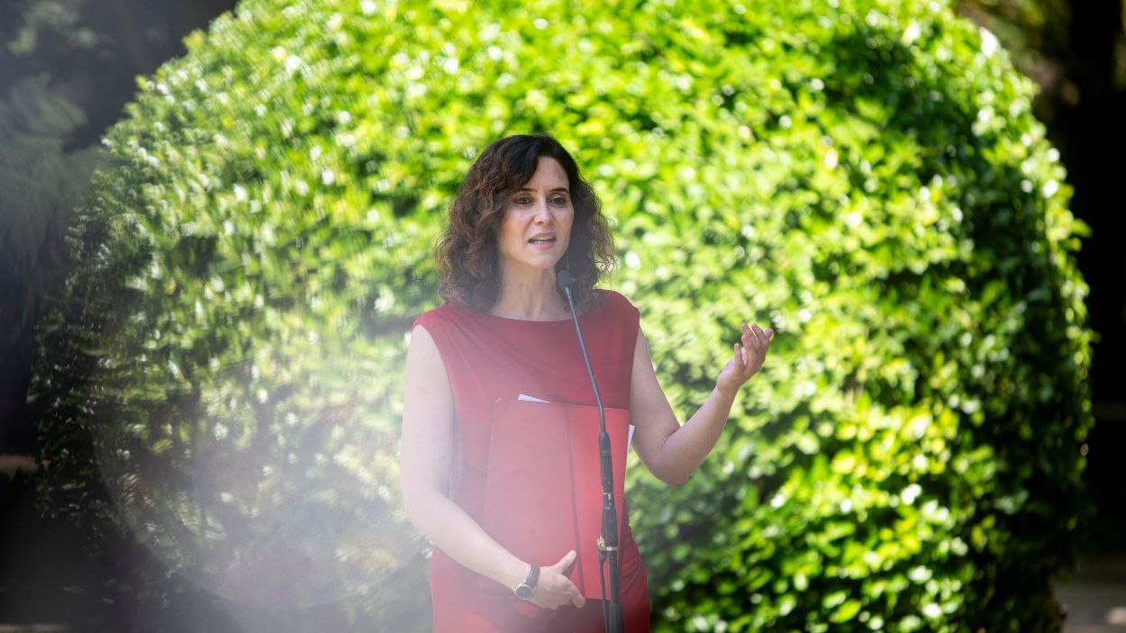 La presidenta madrileña, Isabel Díaz Ayuso, en declaraciones a los medios tras la Conferencia de Presidentes de Barcelona. EP.