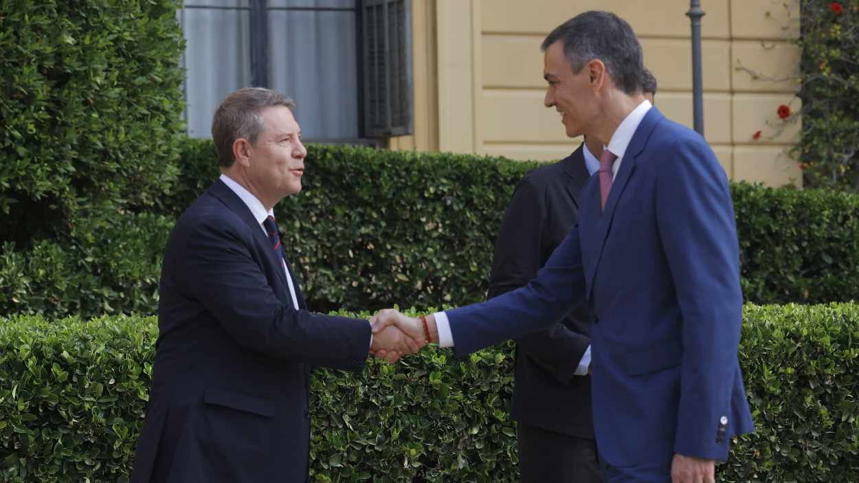 El presidente del Gobierno, Pedro Sánchez, y el presidente de la Junta de Castilla-La Mancha, Emiliano García-Page, durante la XXVIII Conferencia de Presidentes. EP.
