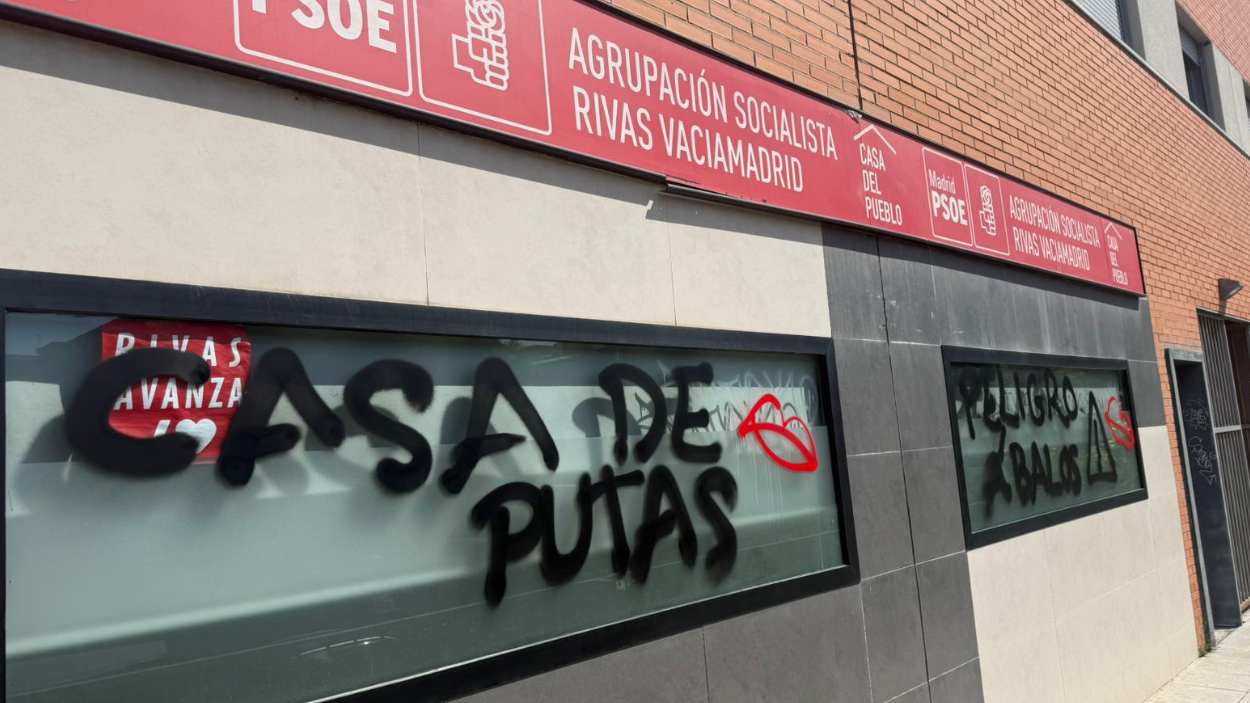 Pintadas en la sede del PSOE de Rivas Vaciamadrid.