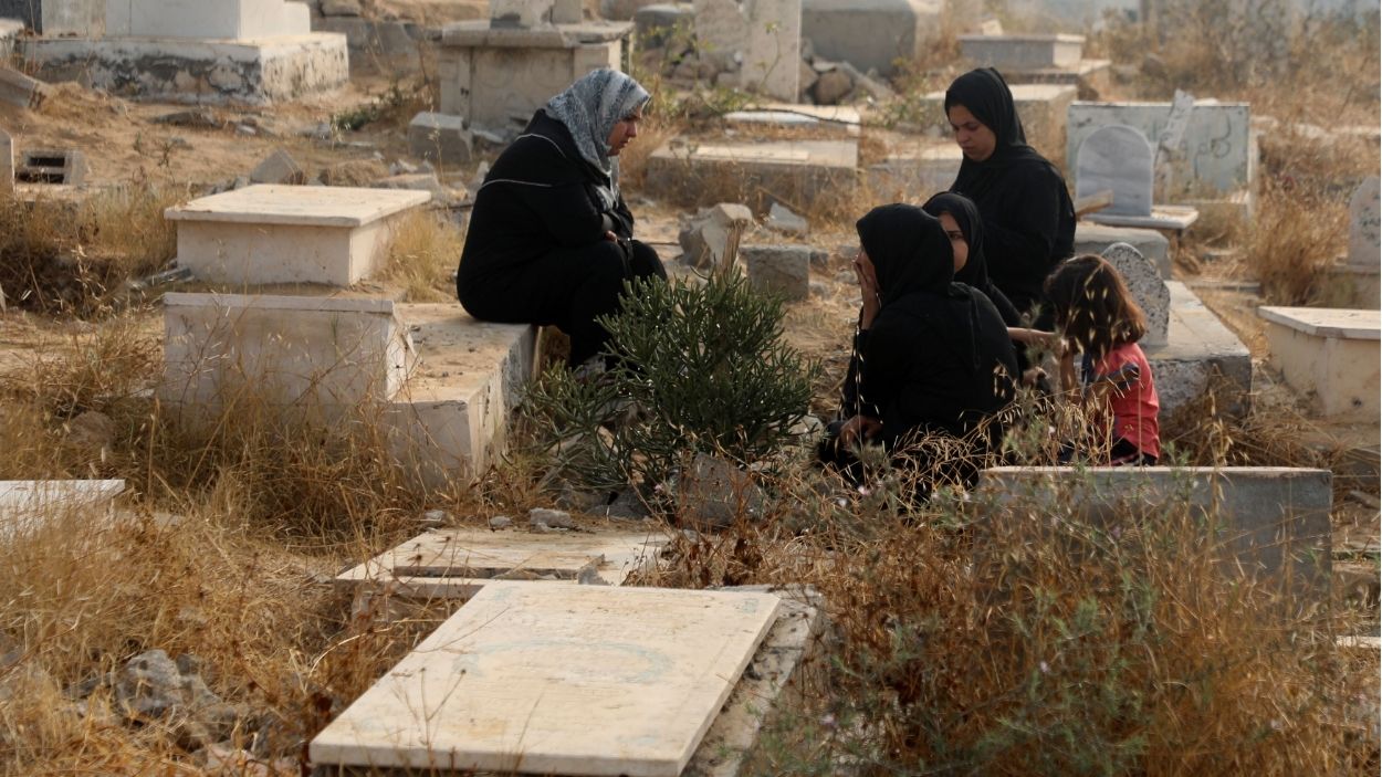 Un grupo de mujeres en un cementerio de Gaza. EP. 